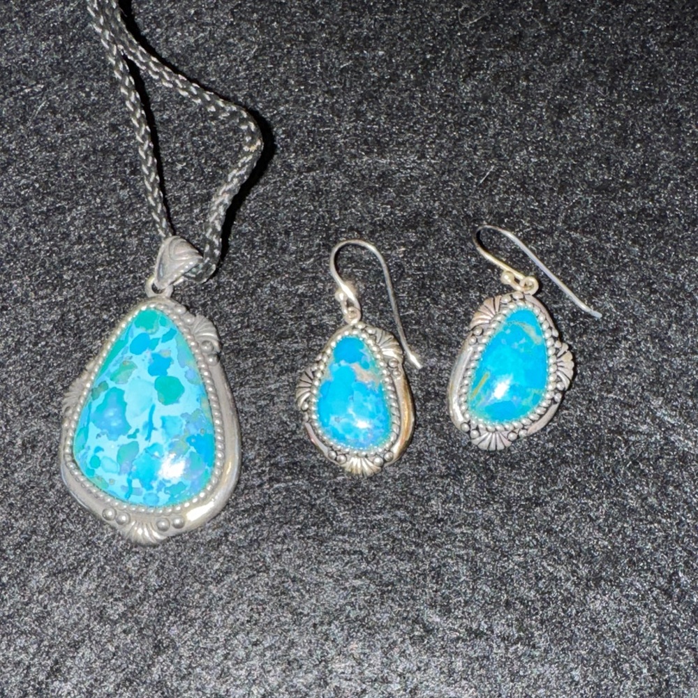 Stauer Turquoise and Silver Pendant Necklace and Earring Set. - Picture 1 of 5